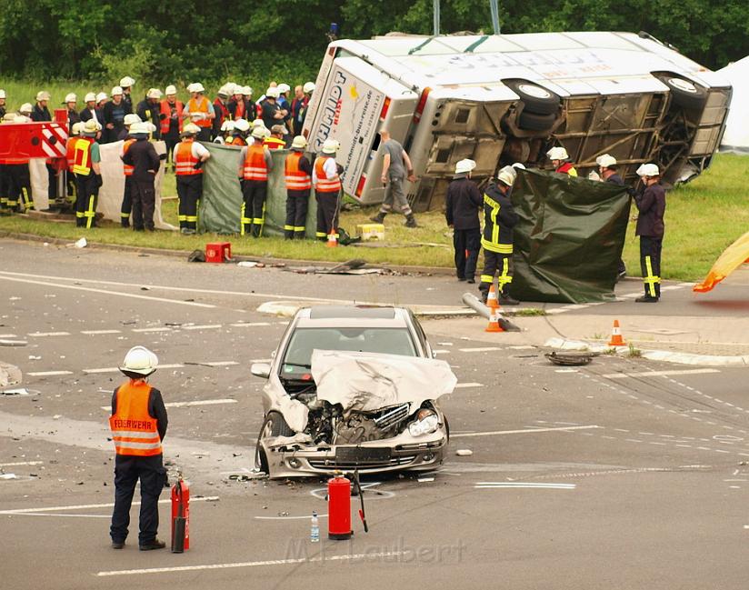 Schwerer Unfall mit Reisebus Lohmar Donrather Dreieck P461.JPG